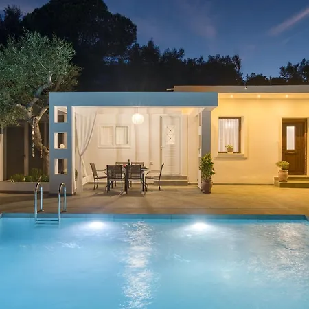 Astoria Villa Keri